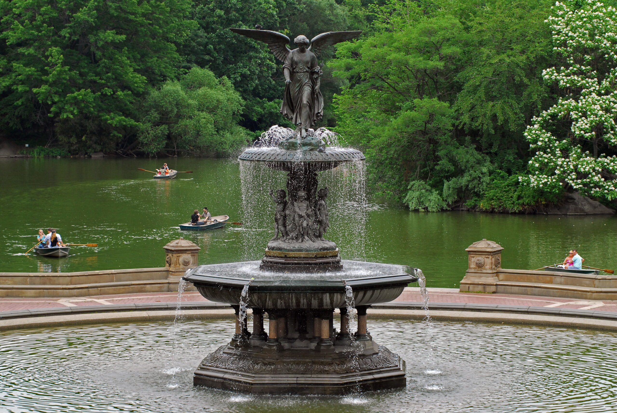fontain in central park and boats on the lake in the background